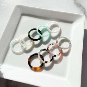 Anillo Ajustable de Resina Elegante de Alta Calidad para Cumpleaños, Bodas y Aniversarios, Disponible a Precio de Fábrica - Product Image 2