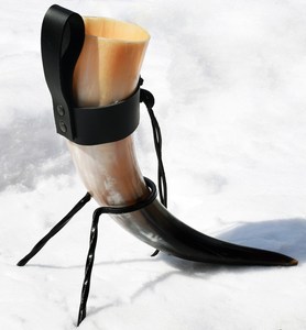 Cuerno para beber decorativo hecho a mano auténtico con correa de cuero única y soporte de metal para padrinos de boda en la costa más baja - Product Image 2