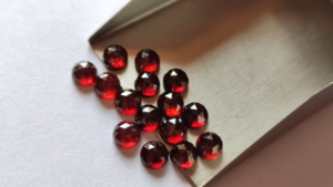 Lote al por mayor de cabujones granate rojo de corte rosa de 4mm, parte posterior plana de cuarzo Natural, forma de piedra facetada suelta, granate similar a Mozambique - Product Image 2