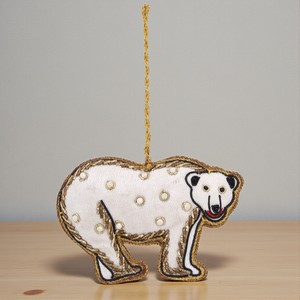 Adorno de Oso Polar Zari |   Oso de Tela con Cuentas y Contorno Dorado para Decoración Festiva, Invernal e Interior - Product Image 3