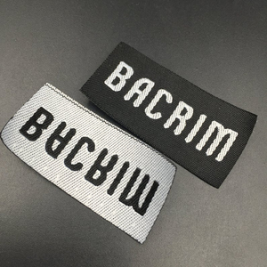 Étiquettes tissées de vêtements personnalisées Étiquettes volantes en satin du fabricant Logo de marque de vêtement en polyester gaufré Coton imprimé - Product Image 1