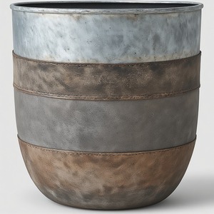 Elegante maceta de cuero galvanizado en acabado de pátina rústica Trabajo artesanal hecho a mano Diseñado para interiores elegantes y decorativos - Product Image 2