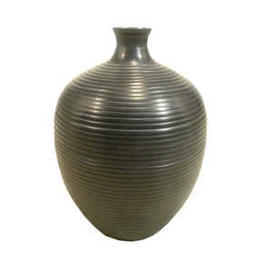 Jarrón decorativo de metal con diseño acanalado para decoración del hogar - Product Image 1