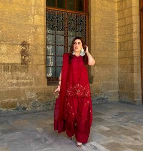 Col en V rouge foncé brodé traditionnel indien Salwar Kurta style vintage pour les fêtes d'été ou d'hiver - Product Image 1