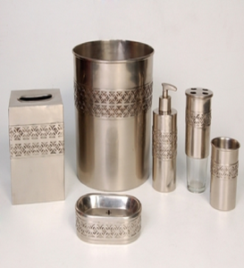 ห้องน้ำหกชิ้นที่มีความซับซ้อนตั้งอยู่ในพื้นผิวเงินขัดเงาโชว์ลวดลายเรขาคณิตที่แกะสลักอย่างสวยงาม - Product Image 1