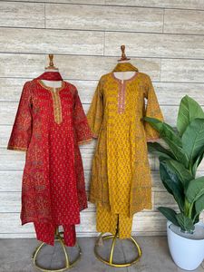 Ensemble Kurta confortable avec pantalon et dupatta pour femmes, costume 3 pièces, couleurs personnalisées et approvisionnement en gros au meilleur prix de gros - Product Image 2