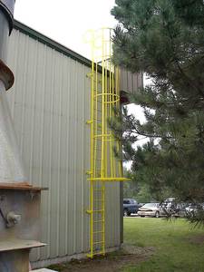 Échelle d'accès industrielle pour toiture avec cage de sécurité, échelle-cage pour plateformes d'entretien, usine au Vietnam, OEM ODM Export - Product Image 1