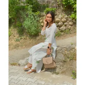 ชุดคุर्ตาผ้าฝ้ายพิมพ์ลายต้นไม้สีขาวสำหรับผู้หญิง - Product Image 5