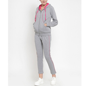 Haut de jogging en coton biologique et polyester personnalisé pour femmes ensemble de jogging 2 pièces à capuche pour femmes - Product Image 6