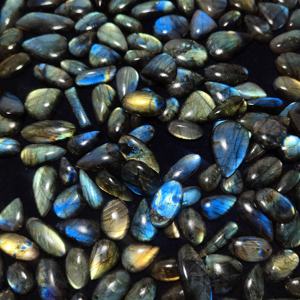 หินลาบราดอไรต์สีม่วงเกรด AAA อัญมณีธรรมชาติสำหรับทำเครื่องประดับทุกขนาดรูปทรงอัญมณีที่น่าสนใจ - Product Image 2