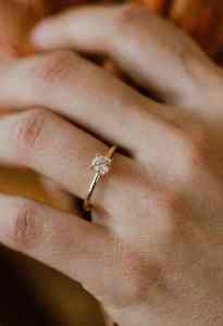 Bijoux en diamants de laboratoire 1.00 carats taille ronde pour bagues pour femmes anniversaire certifié IGI or jaune 14 carats - Product Image 4