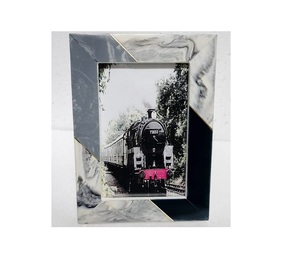 Cadre photo moderne en résine marbrée violette avec incrustation en laiton doré – Cadre photo rectangulaire géométrique pour table, pour la décoration de la maison - Product Image 3