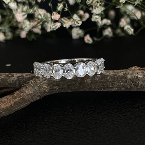 Anillo de Eternidad Cristiano de Lujo con Moissanita Ovalada Incolora en Oro Sólido de 14K y Engaste de Puntas, Joyería STAR - Product Image 3