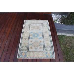 Tapis turc vintage, petit tapis de 2,6 x 4,3 pieds, tapis bleu et blanc à bordures - Product Image 1