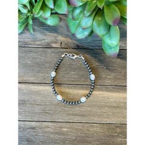 สร้อยข้อมือประดับมุกน้ำจืดและลูกปัดเงินสเตอร์ลิงแบบนาวาโฮ - Product Image 1