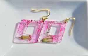 Vente en gros de boucles d'oreilles rondes en résine pour femmes, motif d'amour élégant Design de Noël parfait pour les cadeaux d'affaires et les projets d'artisanat de bricolage - Product Image 4