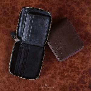 Cartera plegable con cerrojo de cremallera de cuero genuino hecha a mano, diseño moderno a la moda, duradera, compacta, artesanos indonesios expertos - Product Image 1