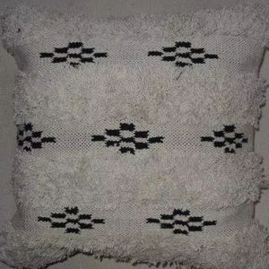 Housse de coussin décorative en coton brodé, style bohème avec pompons, pour chambre à coucher, faite à la main. - Product Image 1