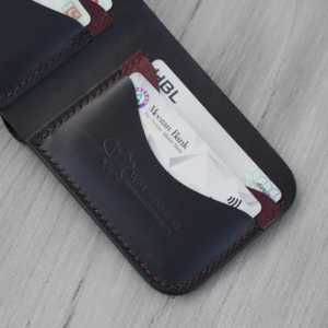 Cartera Bifold Delgada WF Leathercraft No.80 Hecha a Mano de Cuero de Vaca de Grano Completo con Curtido Vegetal (Negro Océano y Borgoña) - Product Image 6