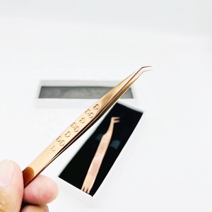 Pince à cils à 45 degrés de qualité supérieure Volume russe en acier durable avec pince à épiler gravée au cœur - Product Image 3