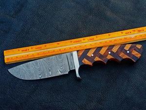 Couteau de chasse en acier Damas forgé à la main |   Couteau de survie d'extérieur à lame fixe pleine soie avec étui en bois et cuir (OEM disponible) - Product Image 5