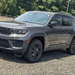 Automatique, haut de gamme, 2025 Grand Cherokee Laredo S.U.V. disponible à la vente - Product Image 1