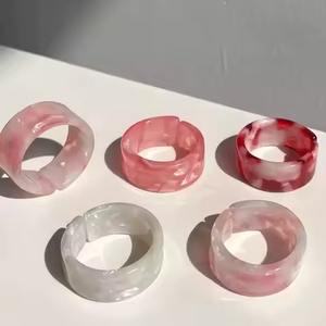 Ronds de serviette en résine très détaillés au design contemporain pour les tables de dîner modernes et les centres de table des événements - Product Image 2