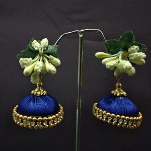 Pendientes Jhumki de hilo floral étnico clásico Urthn con perla y diamante para boda o regalo Material principal - Product Image 1