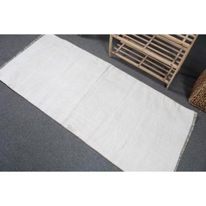 Petit tapis vintage 2,4 x 5,6 pieds, tapis turc en laine à bordures blanches et grises - Product Image 4