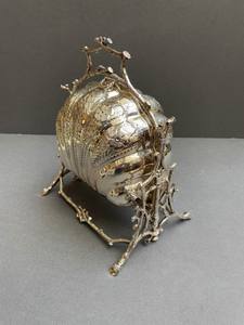 Argent Plaqué Biscuit Boîte Victorienne Pliant Clam Shell Bun Warmer Gravé Floral Design Branche Stand Vintage Vaisselle Décor - Product Image 3