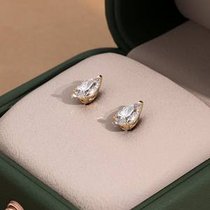 Pendientes de Diamante Cultivado en Laboratorio con Certificación IGI de 2.00 CTW, Corte Pera, Joyería Fina - Product Image 3