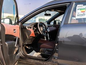 Corolla Cross Híbrido Mediano 1.8L 4 Cilindros 2024 TYT - Gris Metálico, Usado Certificado con Bajo Kilometraje (5.7km) y Excelente Estado - Product Image 3