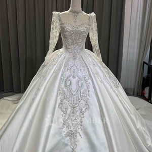 Vestido de Novia OY010 Elegance Satinado con Escote Corazón, Cristales, Estilo Imperio, Falda Voluminosa, Cola Capilla y Flores de Encaje Modernas - Product Image 2