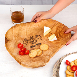 Plats et assiettes en bois faits à la main - Product Image 1