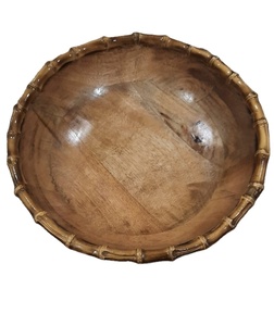 Bol en bois fait main avec bordure en bambou |   Corbeille à fruits décorative pour la table - Product Image 1