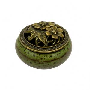 Cenicero floral clásico vintage Diseño redondo con elegante base de cerámica verde y parte superior de latón para fumar cigarrillos - Product Image 4