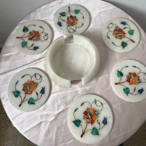 ชุดจานรองแก้วหินอ่อนอินเดีย งานฝีมือฝังมรกต ลาพิส ลาซูลี และมุก 6 ชิ้น พร้อมที่วาง - Product Image 1