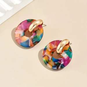Pendientes colgantes de resina hechos a mano con acabado acrílico liso pendientes acrílicos de resina floral en estilo gota para uso veraniego - Product Image 6