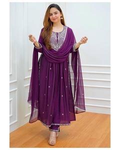 Presentamos un nuevo conjunto de Kurti-pant Top de Georgette pesado de buena calidad con hermoso traje Palazzo de Georgette bordado y pesado - Product Image 4