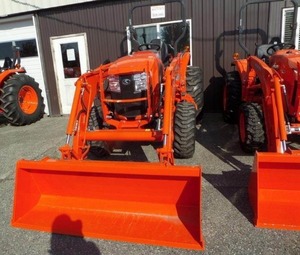 Tractor Utilitario de Tamaño Mediano Premium L3560HST 2025, 4WD, Motor de 37.0HP, Transmisión de Engranajes, Bomba Hidrostática, Confort - Product Image 1
