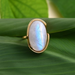 แหวนพลอยมูนสโตนสำหรับสัญชาตญาณหรือความสงบภายในและหรูหราสไตล์โบโฮหรือจิตวิญญาณสำหรับขายส่ง - Product Image 1