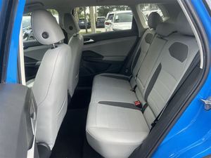 Propre utilisé bleu 2023 Volkswagen Taos SE FWD avec jantes en alliage Sièges en cuir Système de navigation Sièges chauffants Toit ouvrant à démarrage à distance - Product Image 5