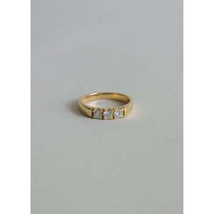 Bague vintage ronde à trois diamants - Product Image 1