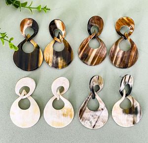 Pendientes de Aro de Cuerno de Búfalo Natural Hechos a Mano, Colgantes Modernos y Duraderos, Joyería Personalizable, Artículo Coleccionable - Product Image 6