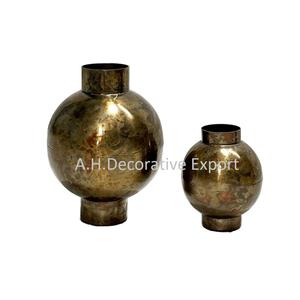 Florero de acabado dorado brillante más atractivo Florero de aluminio de diseño hecho a mano con base cuadrada para la venta - Product Image 6