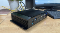 PC Mini industri dengan M.2 Nvme SSD & tampilan LCD 1212 Gen I7 desain kotak tanpa kipas untuk Edge Computing & IoT