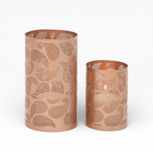 Ensemble de deux bougeoirs en métal finition cuivre avec un motif perforé Paisley pour une décoration élégante - Product Image 1