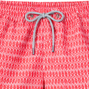 Shorts de bain recyclés pour hommes, motif géométrique rouge, séchage rapide, avec taille élastique et poches à cordon - Product Image 3