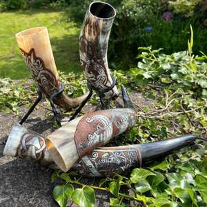 Corne à boire de luxe 2024 sculptée à la main en buffle viking médiéval, écologique, avec support en fer, couleur naturelle, décorative, Love - Product Image 1