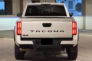 Toyota Tacoma 2024 TRD Off-Road Doble Cabina 4x4 Gasolina, Bajo Kilometraje - Product Image 3